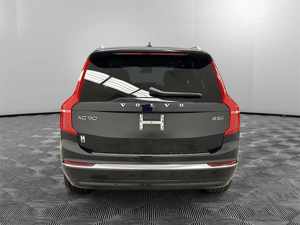 2023 Volvo - image 4