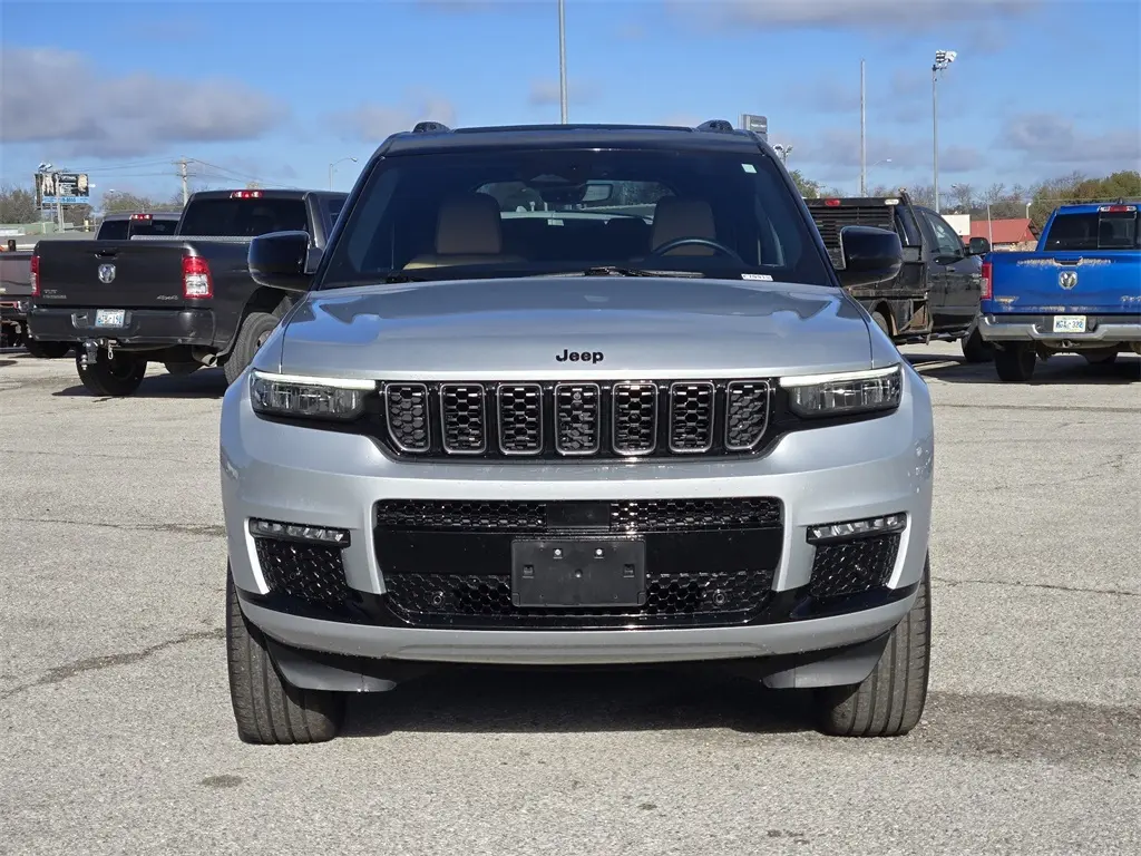 2023 Jeep Grand Cherokee L Summit photo 2