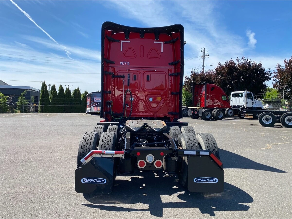 2026 Freightliner Cascadia — photo 4