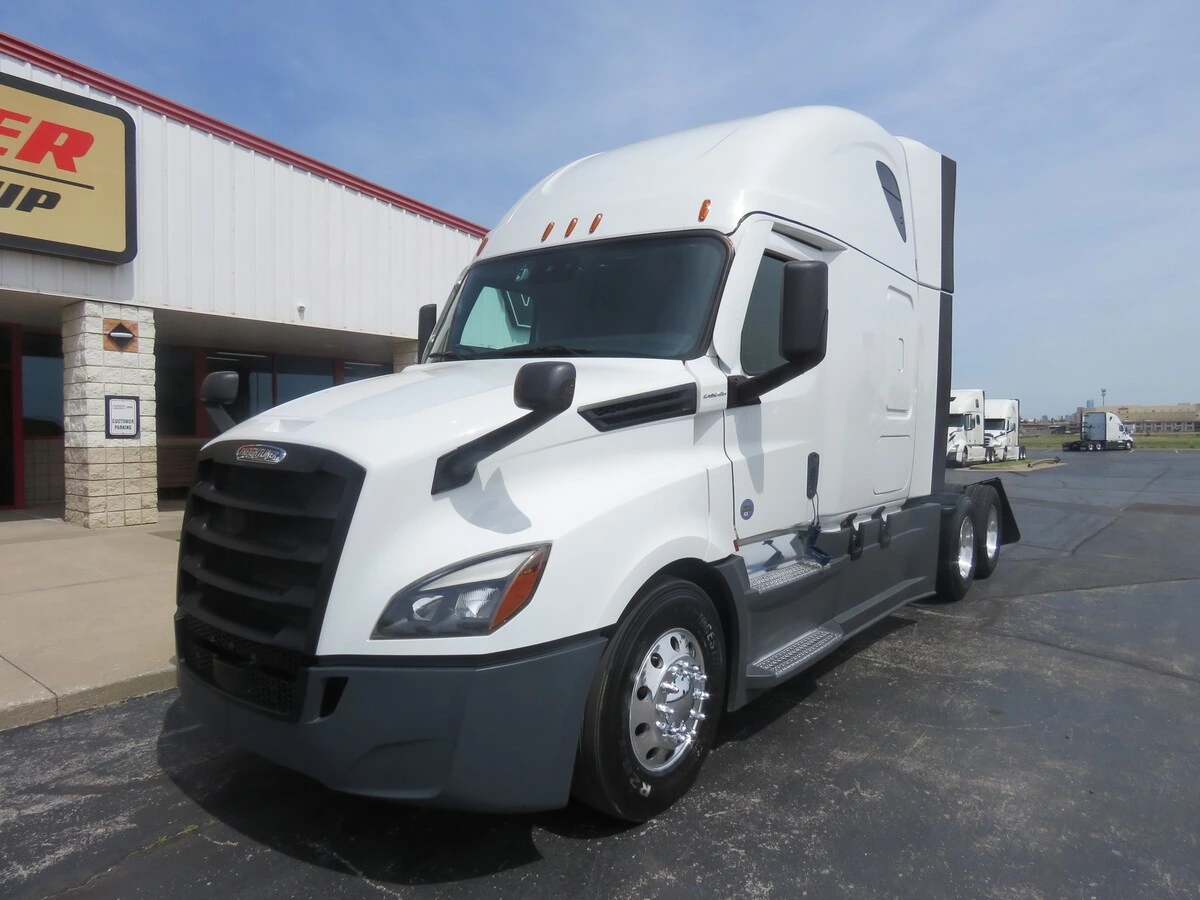 2023 Freightliner Cascadia - image 1