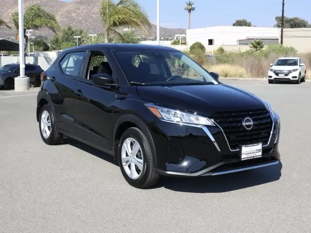 2025 Nissan KICKS PLAY Base's photo