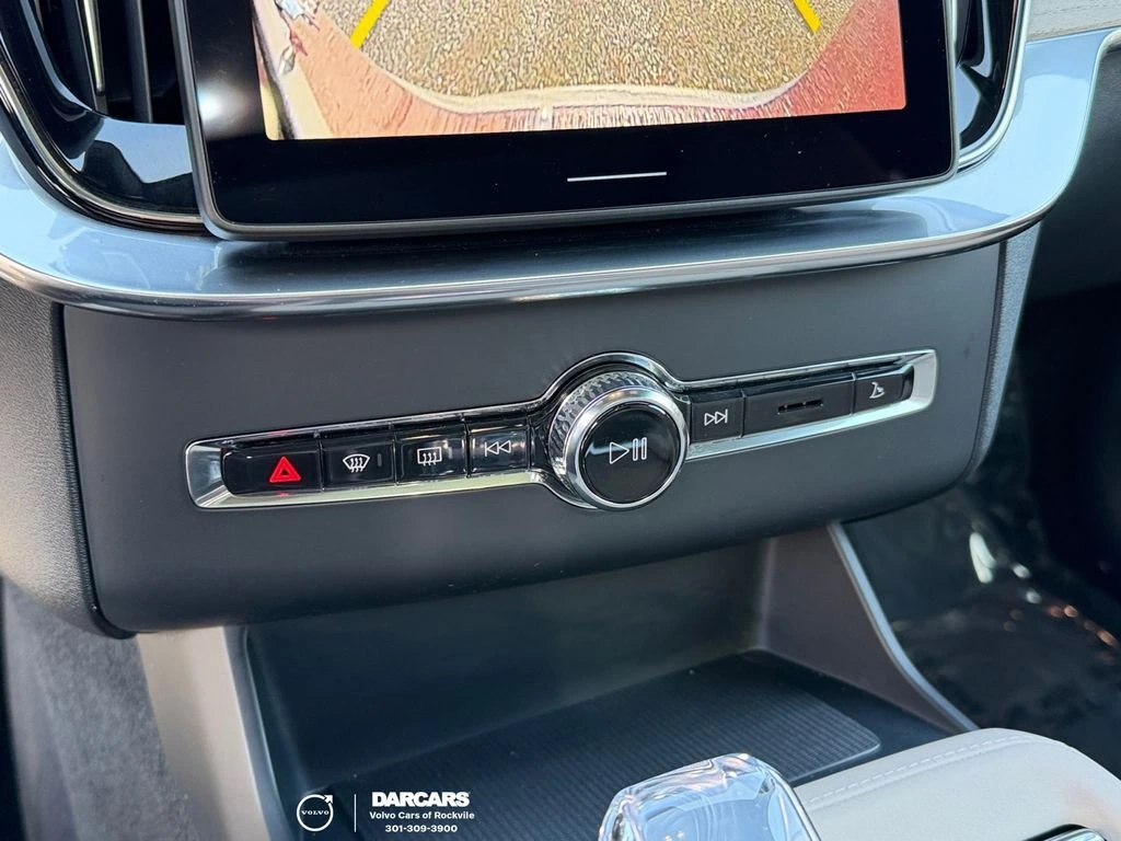 2025 Volvo - image 23