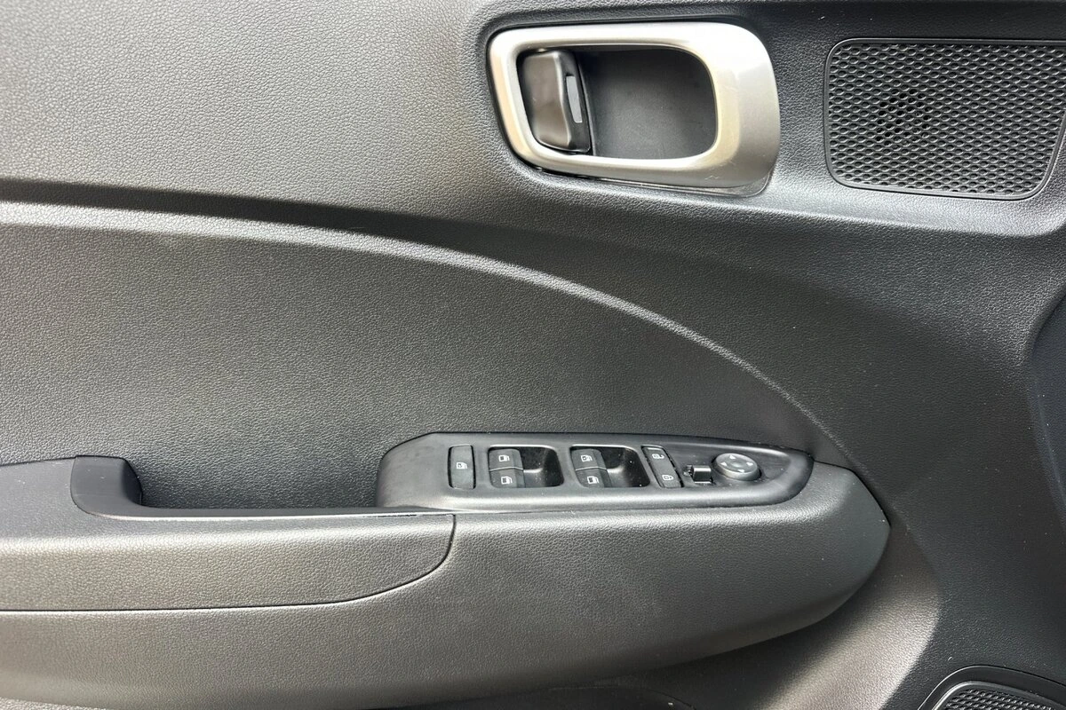 2025 Hyundai Venue SEL - Photo 11