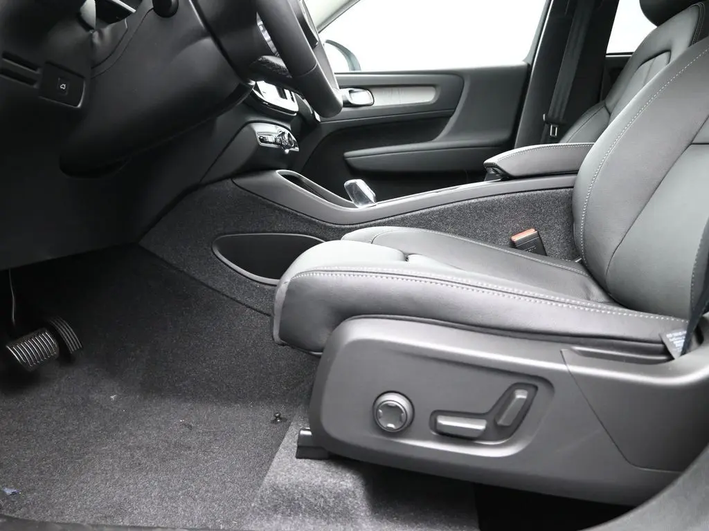 2025 Volvo - image 21