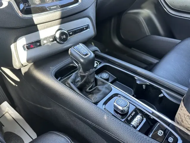 2018 Volvo XC90 T6 AWD Momentum photo 22