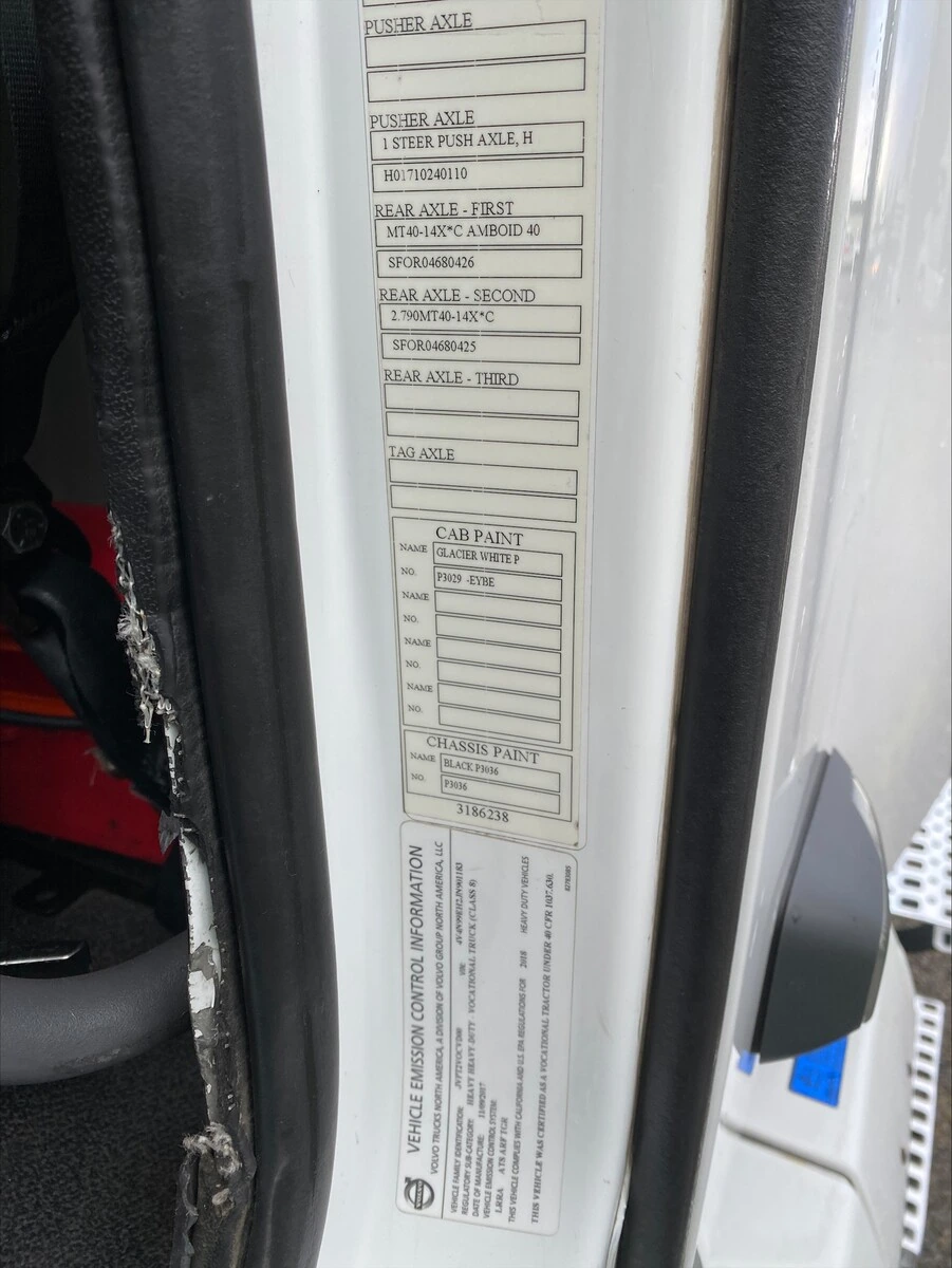 2018 Volvo VNL 860 - image 11