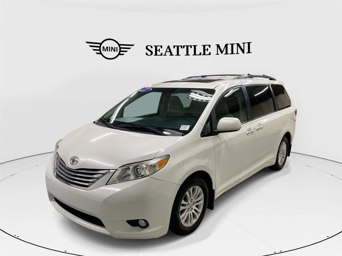 2017 Toyota Sienna XLE V6 7-Passenger Access Seat's photo