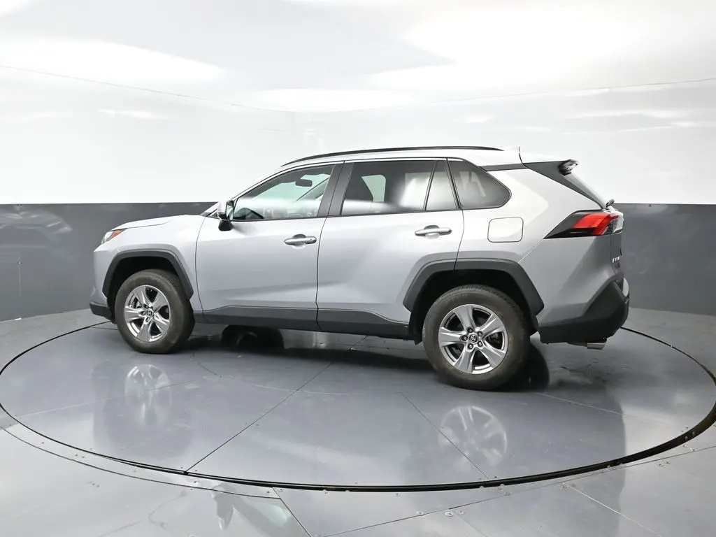 2024 Toyota RAV4 XLE photo 3