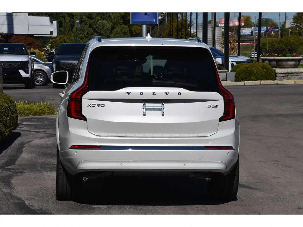 2026 Volvo - image 5