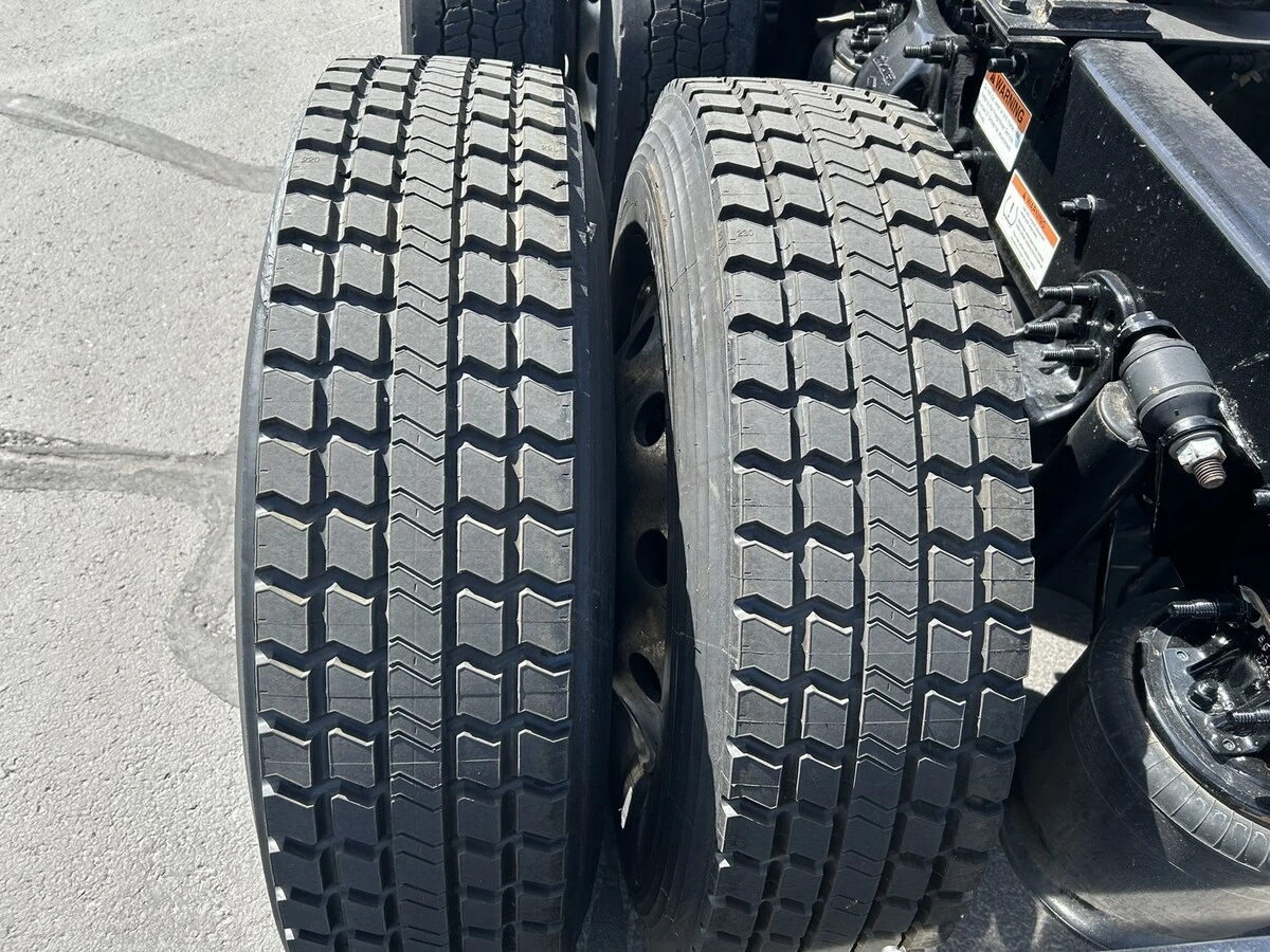 2022 Freightliner Cascadia - image 10