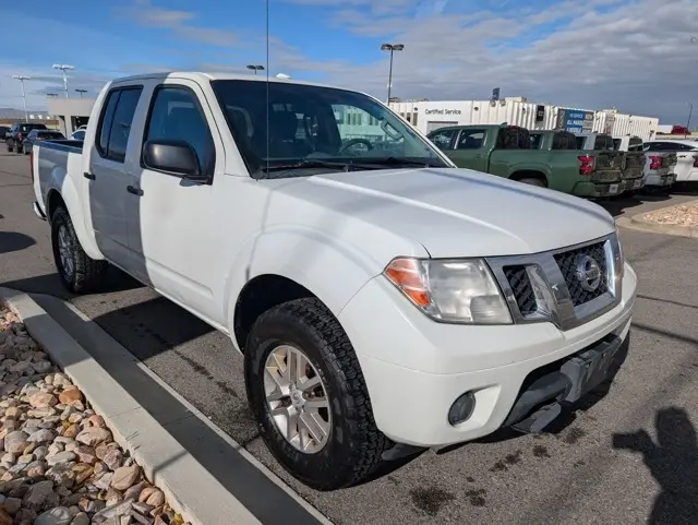 2015 Nissan Frontier SV photo 3