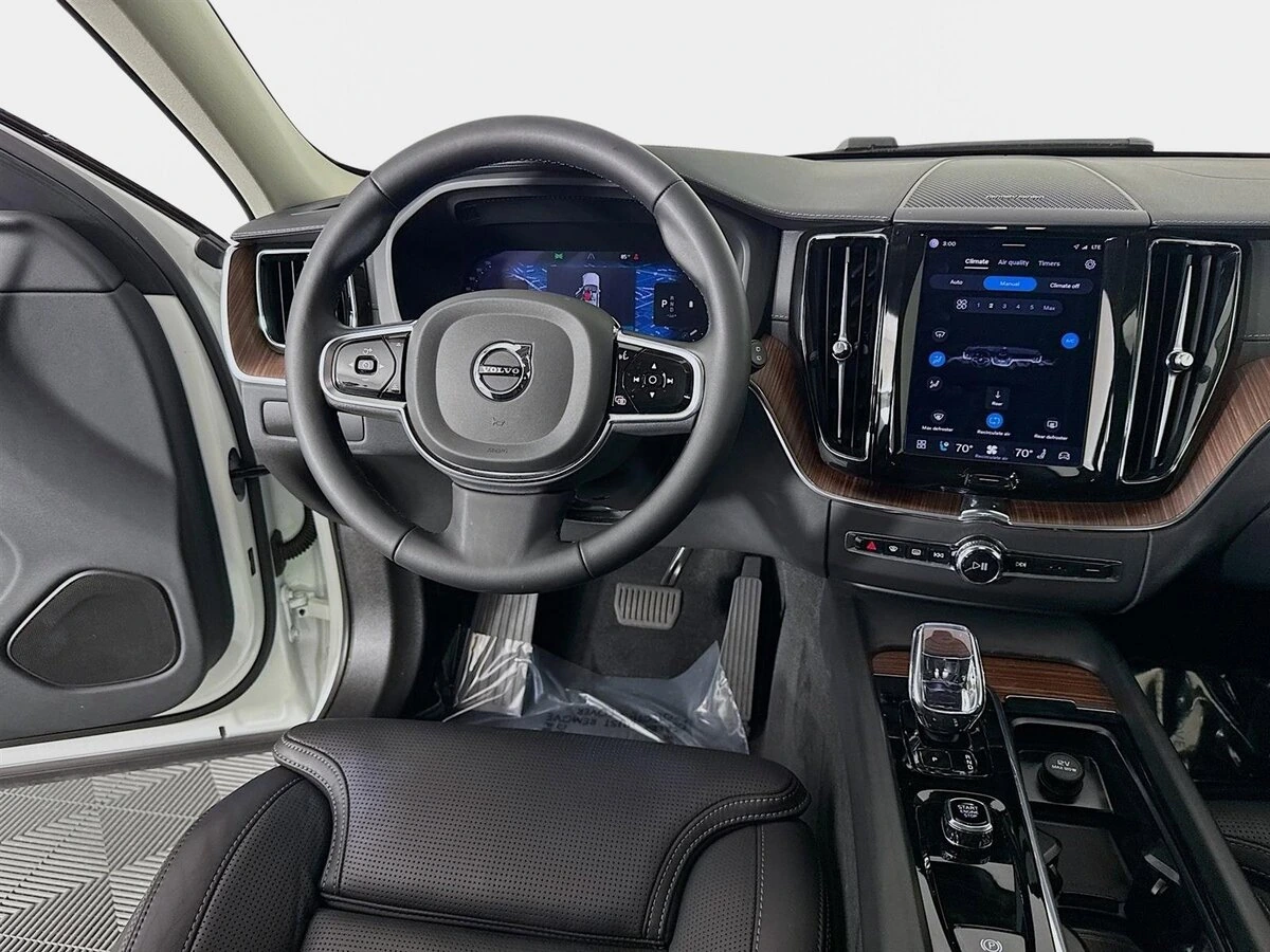 2023 Volvo - image 25