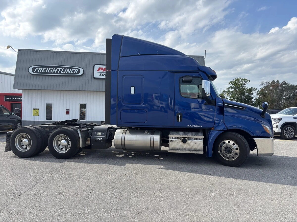 2023 Freightliner Cascadia — photo 5