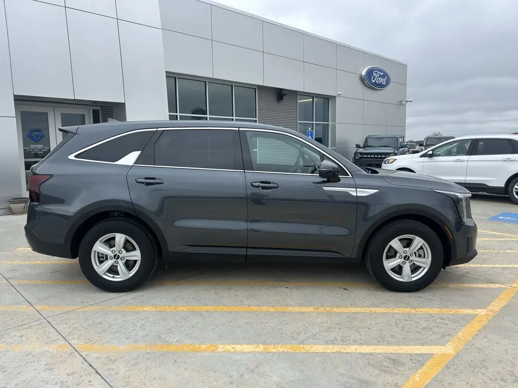 Used 2024 Kia Sorento LX with VIN 5XYRG4JC2RG306448 for sale in Clay Center, KS