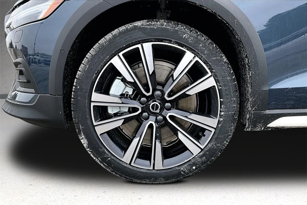 2026 Volvo - image 13