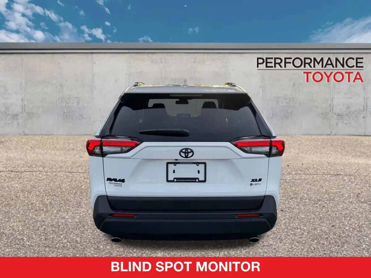 2025 Toyota RAV4 Hybrid XLE photo 3