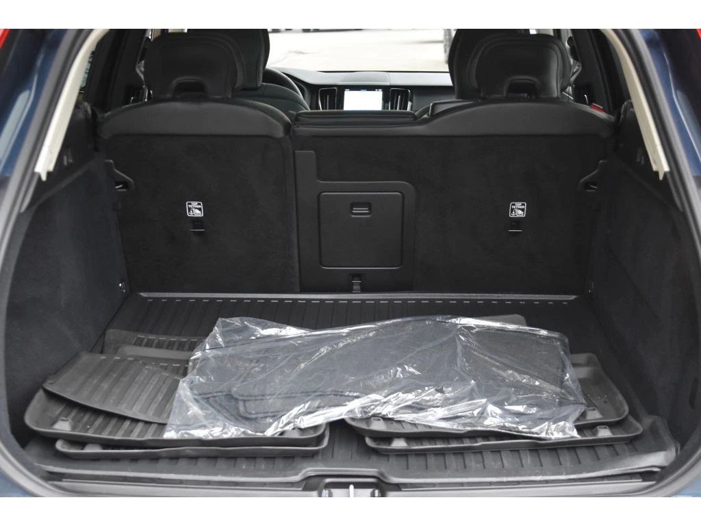 2025 Volvo - image 24