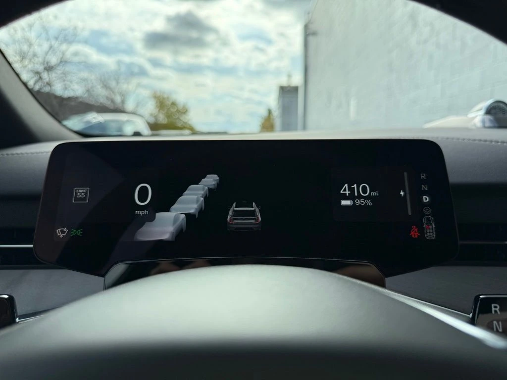 2025 Volvo - image 16