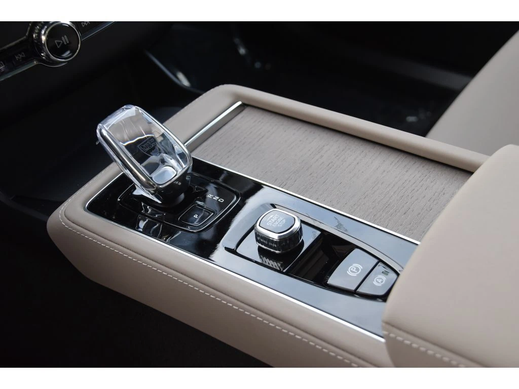 2026 Volvo - image 37