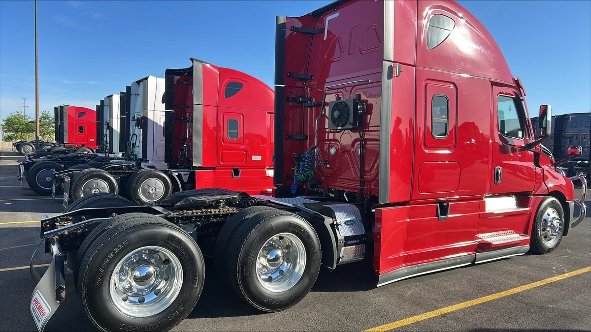 2023 Freightliner Cascadia — photo 2