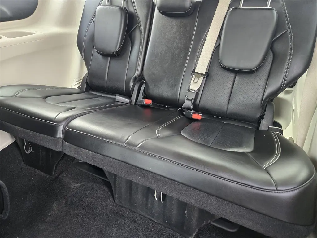 2024 Chrysler Pacifica Hybrid photo 28