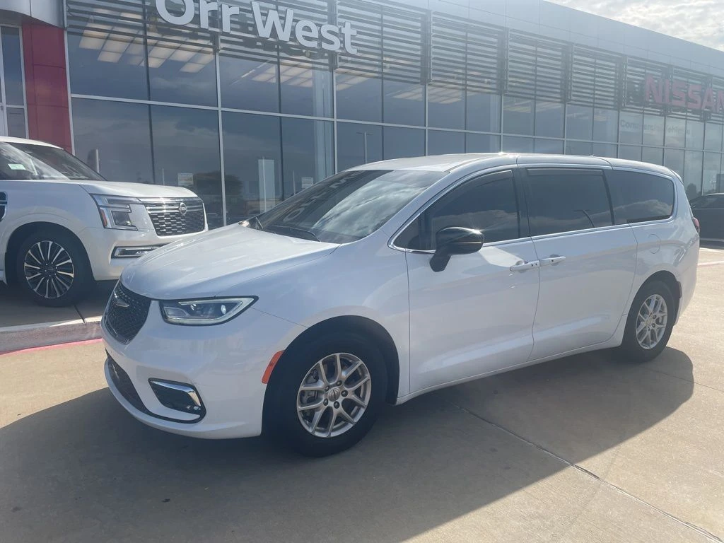 2024 Chrysler Pacifica Touring's photo