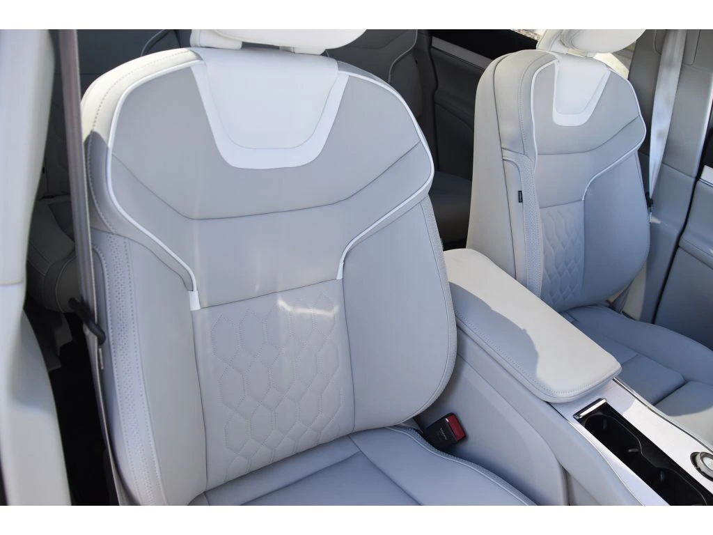 2025 Volvo - image 32