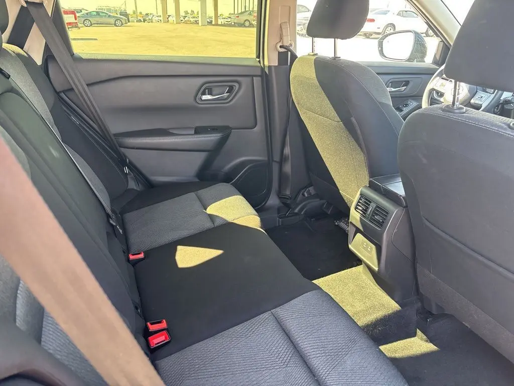2024 Nissan Rogue SV photo 11