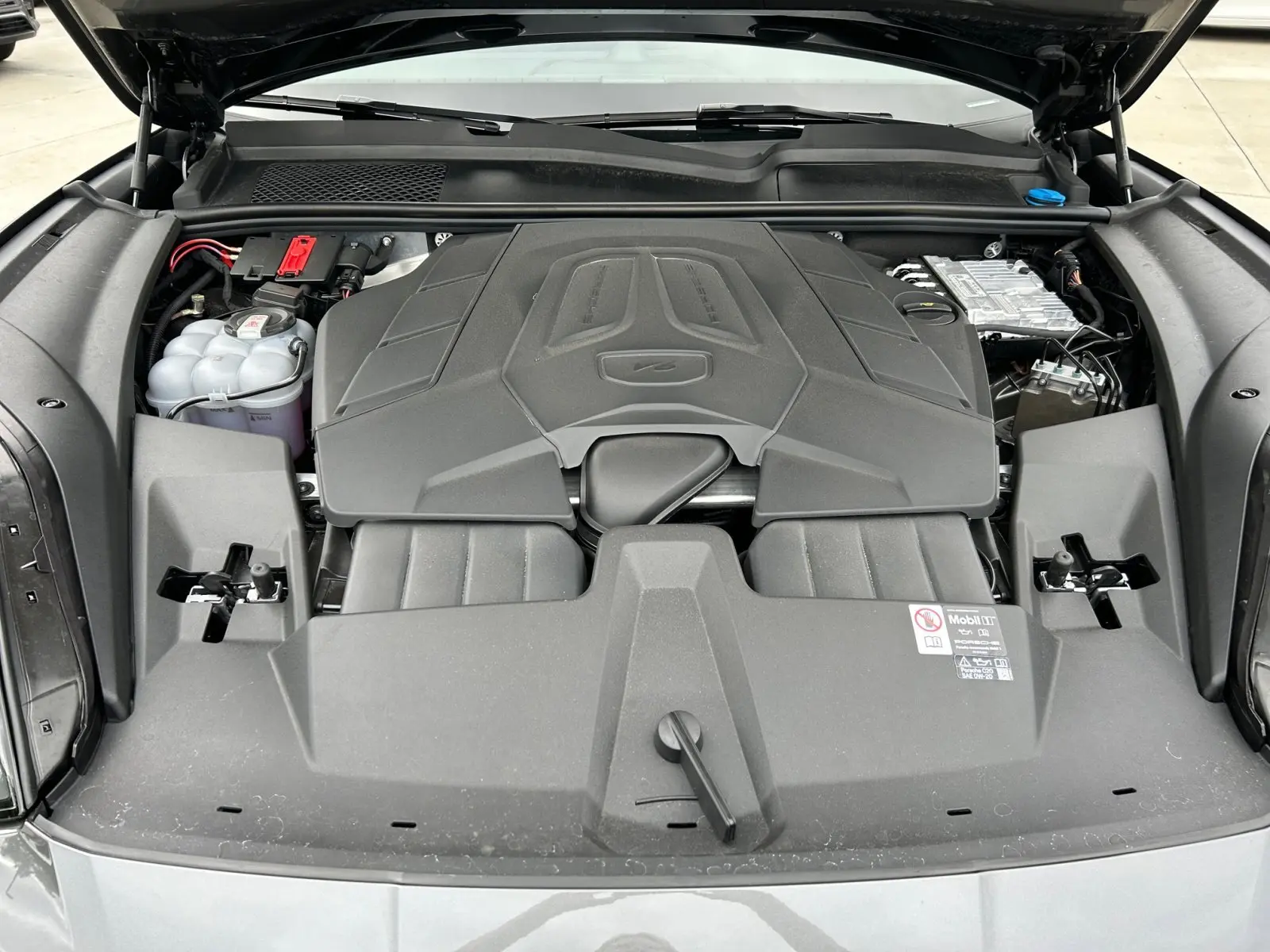 2025 Porsche Cayenne Coupe Base photo 27