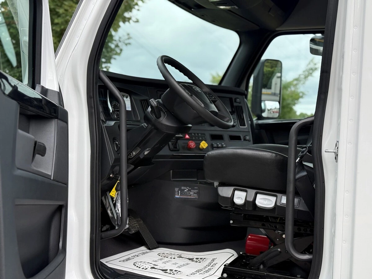 2027 Freightliner Cascadia — photo 7