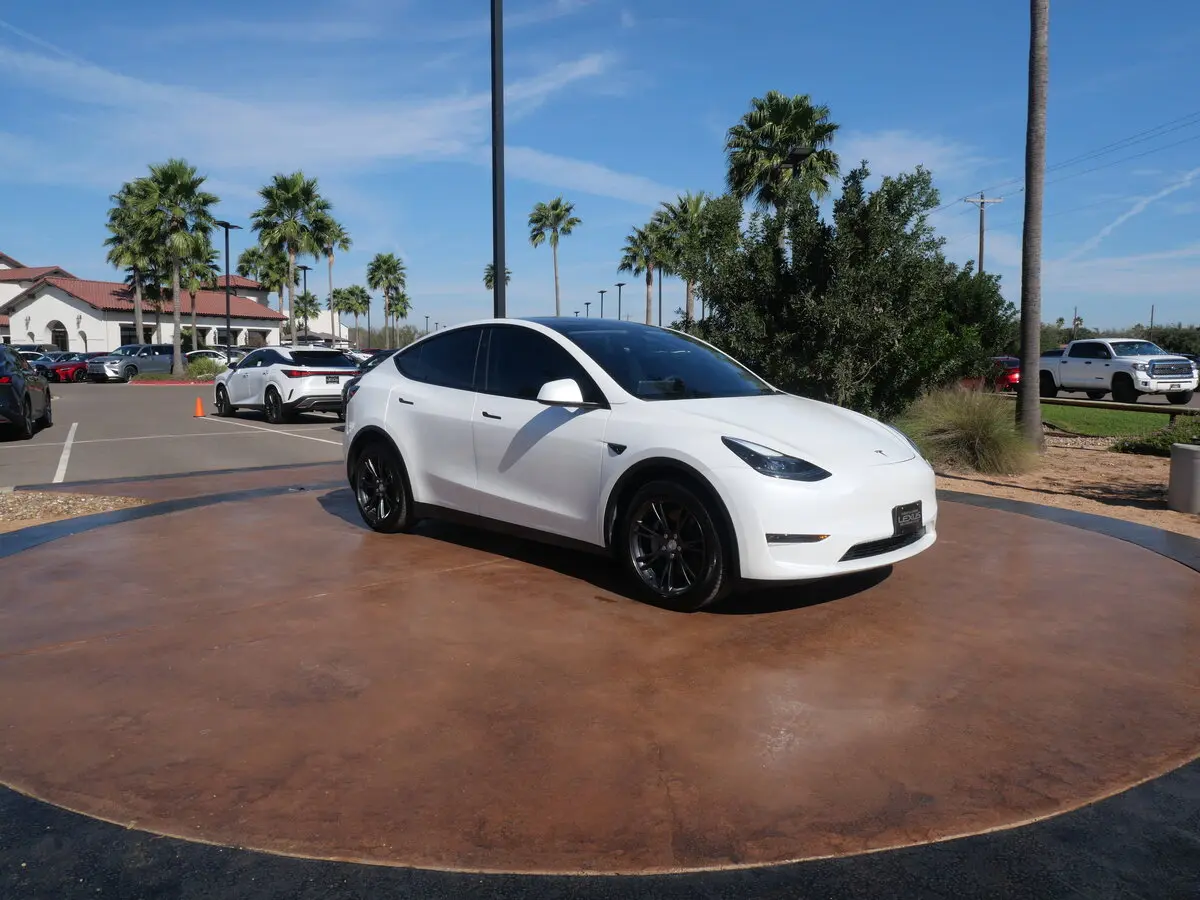 2025 Tesla Model Y Long Range's photo