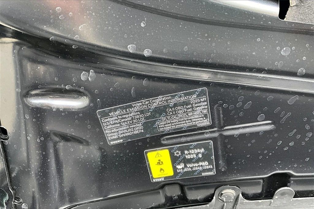 2025 Volvo - image 32