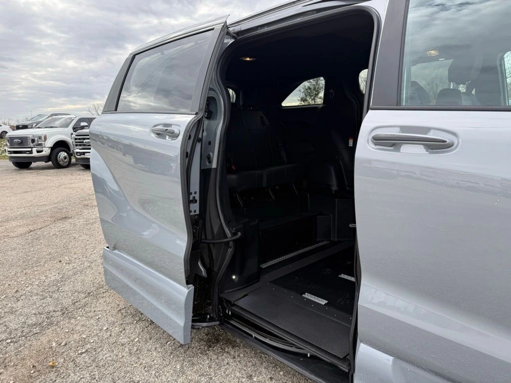 2025 Toyota Sienna XSE - Photo 24
