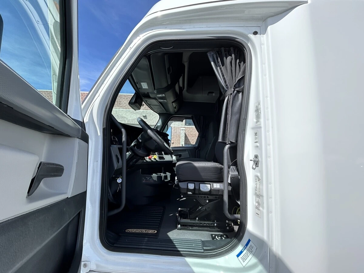 2022 Freightliner Cascadia - image 11