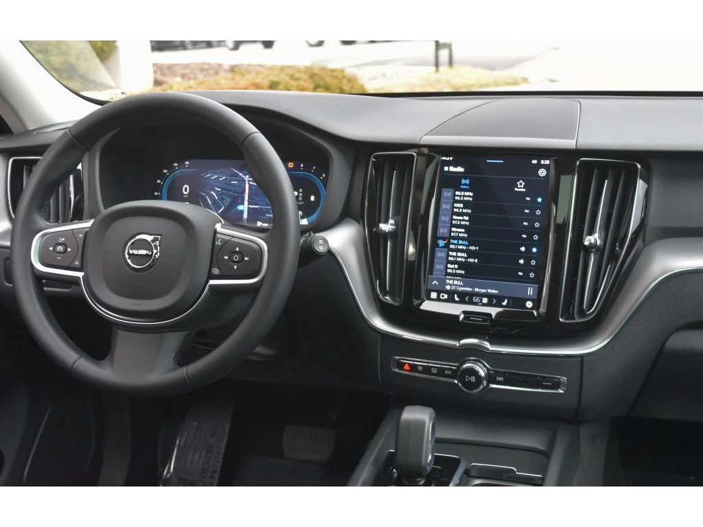 2025 Volvo - image 18