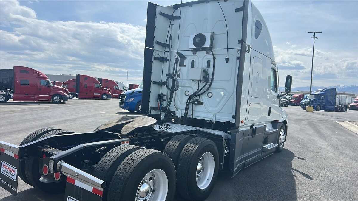 2022 Freightliner Cascadia - image 5