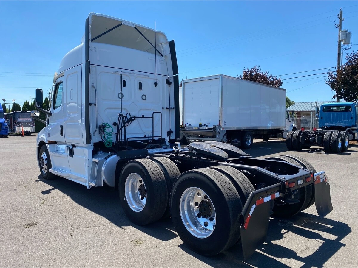 2024 Freightliner Cascadia — photo 3