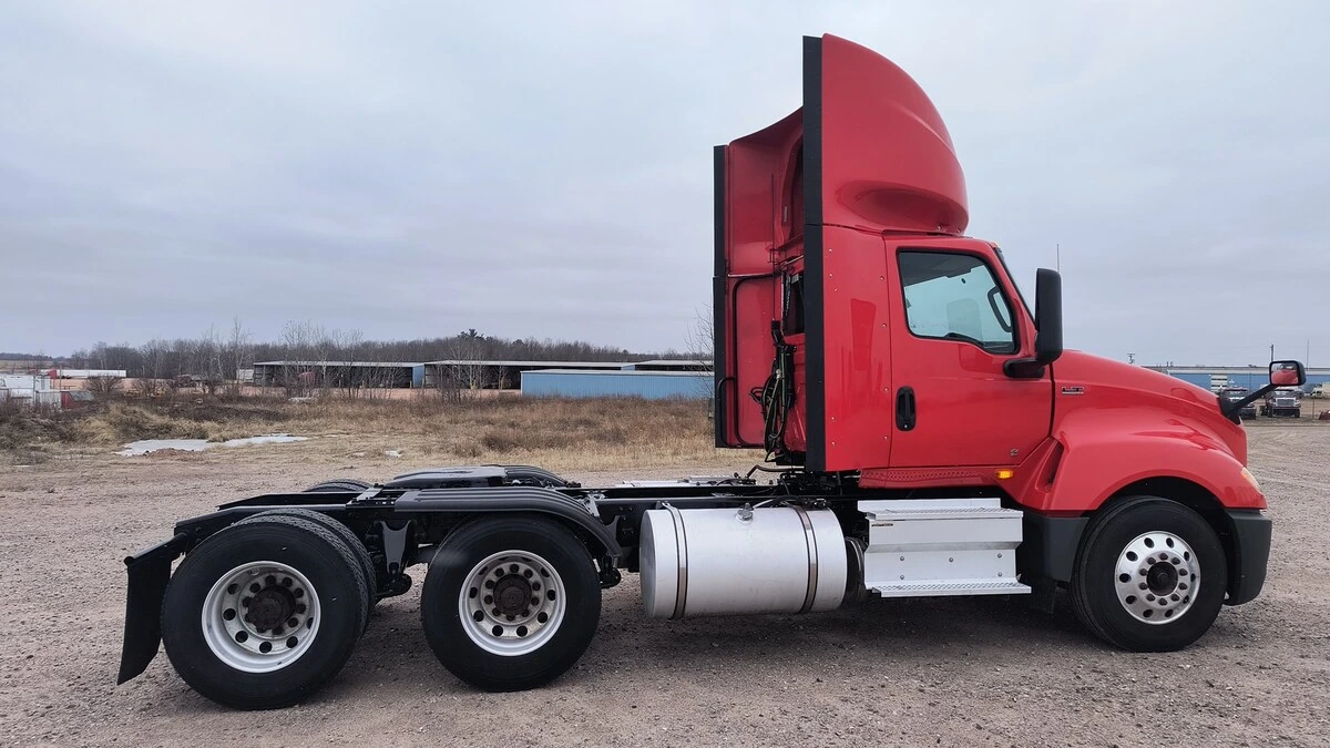 2019 International LT - image 2