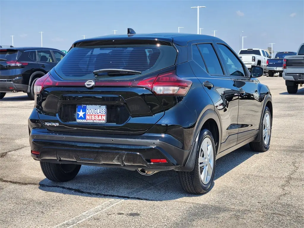 2023 Nissan Kicks S photo 2