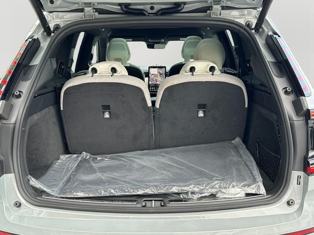 2025 Volvo - image 6