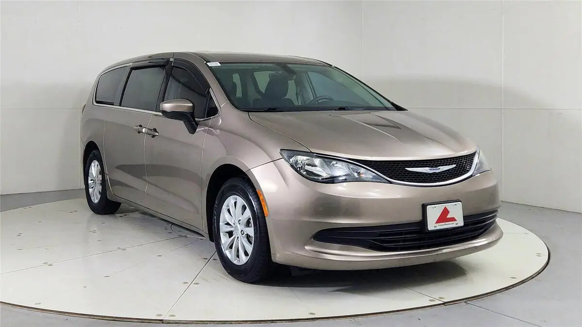 2017 Chrysler Pacifica Touring's photo