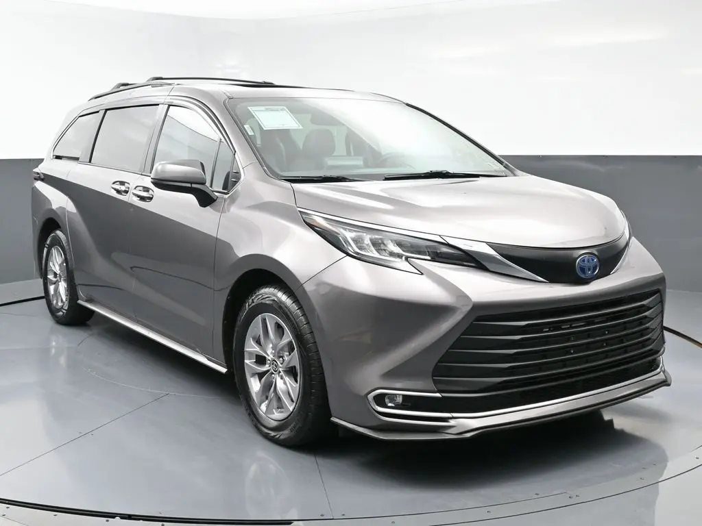 2022 Toyota Sienna XLE photo 2
