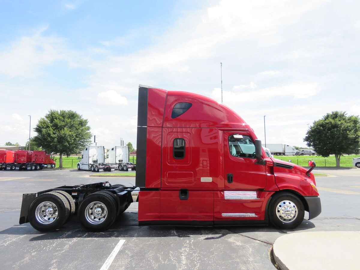 2023 Freightliner Cascadia — photo 8