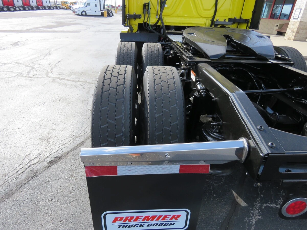 2022 Freightliner Cascadia - image 4