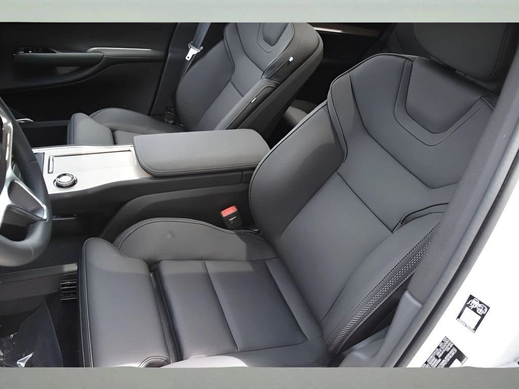 2025 Volvo - image 12