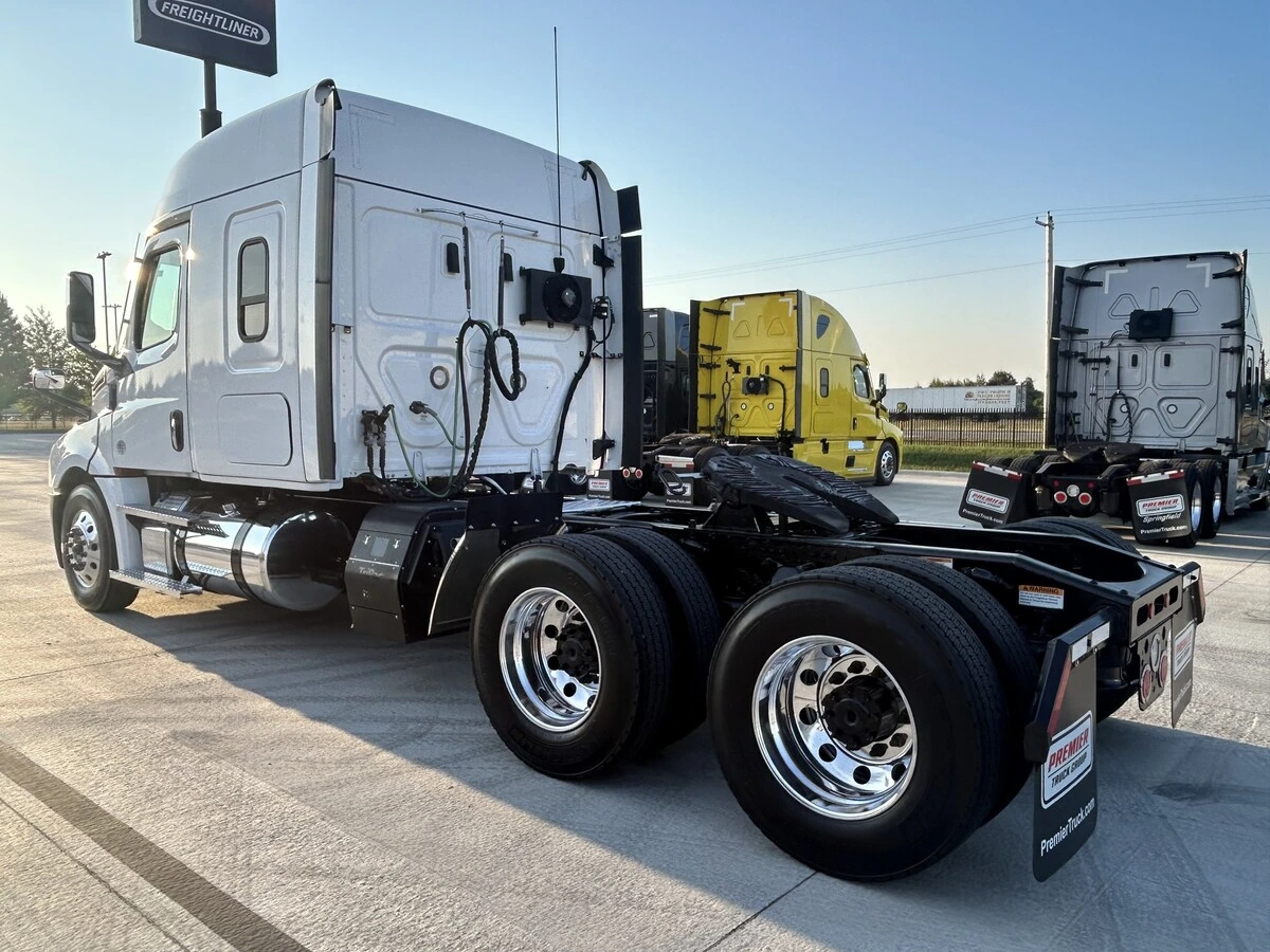 2024 Freightliner Cascadia — photo 3