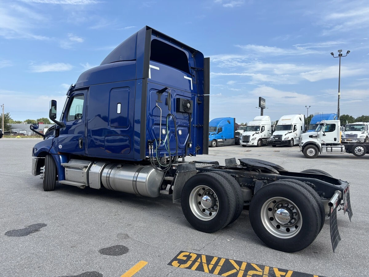 2023 Freightliner Cascadia — photo 7
