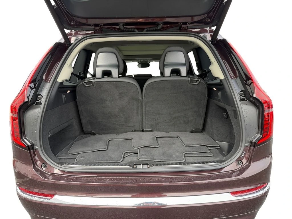 2025 Volvo - image 11
