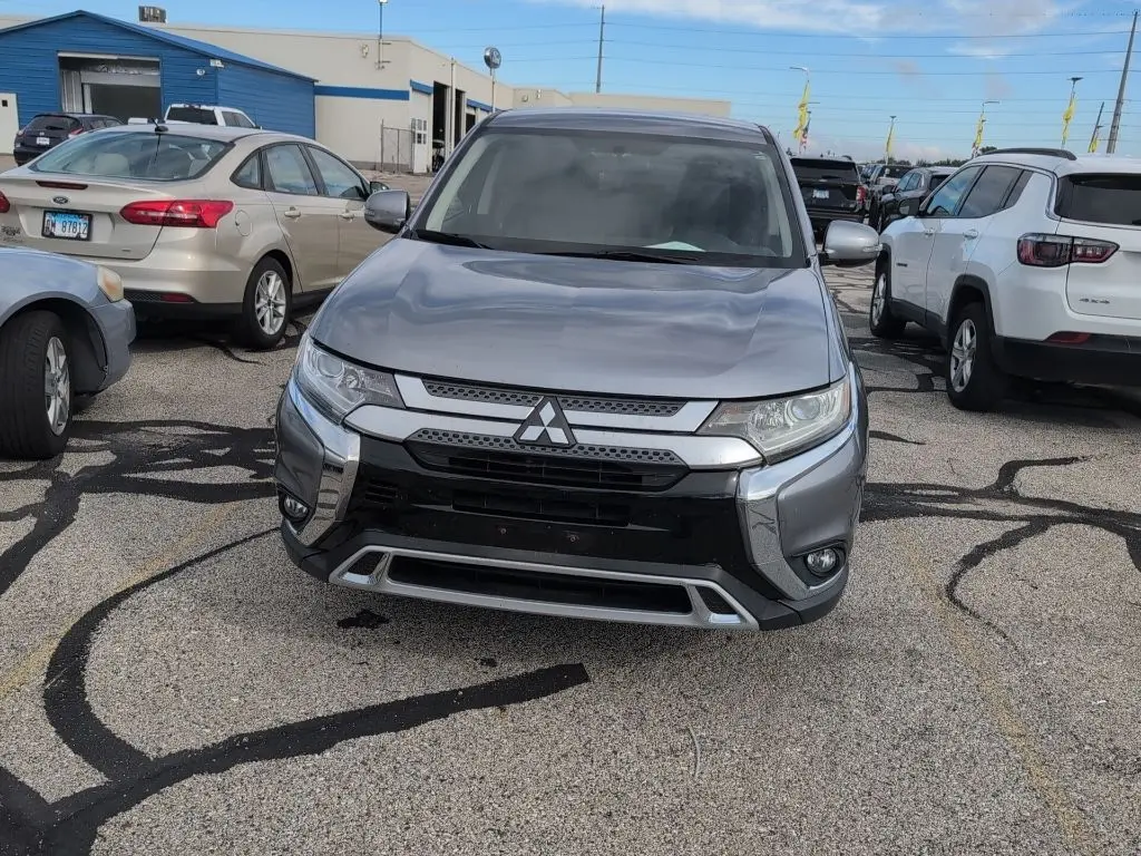 2019 Mitsubishi Outlander SE photo 2