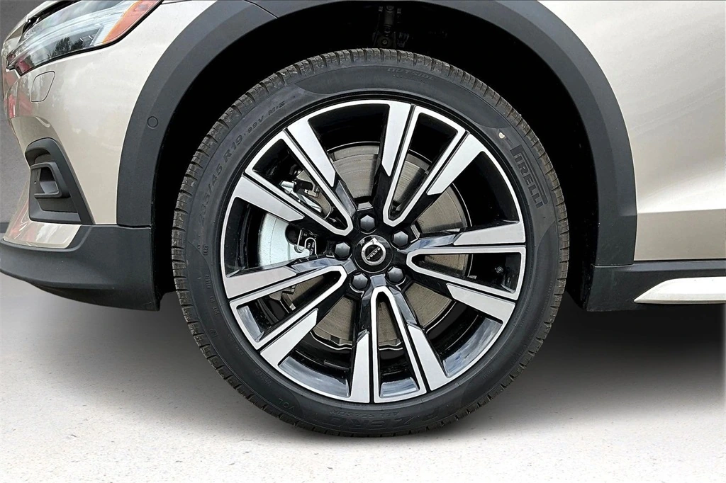 2026 Volvo - image 13